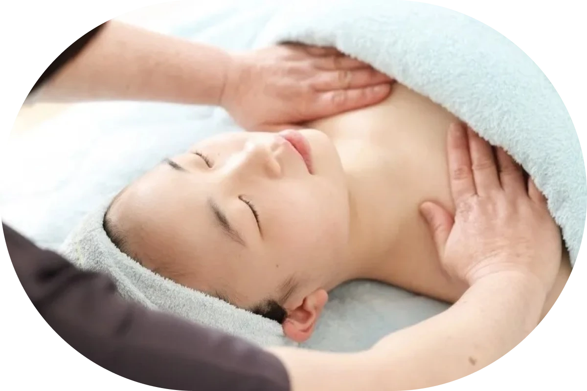 デコルテや肩甲骨周辺にもアプローチするフェイシャル